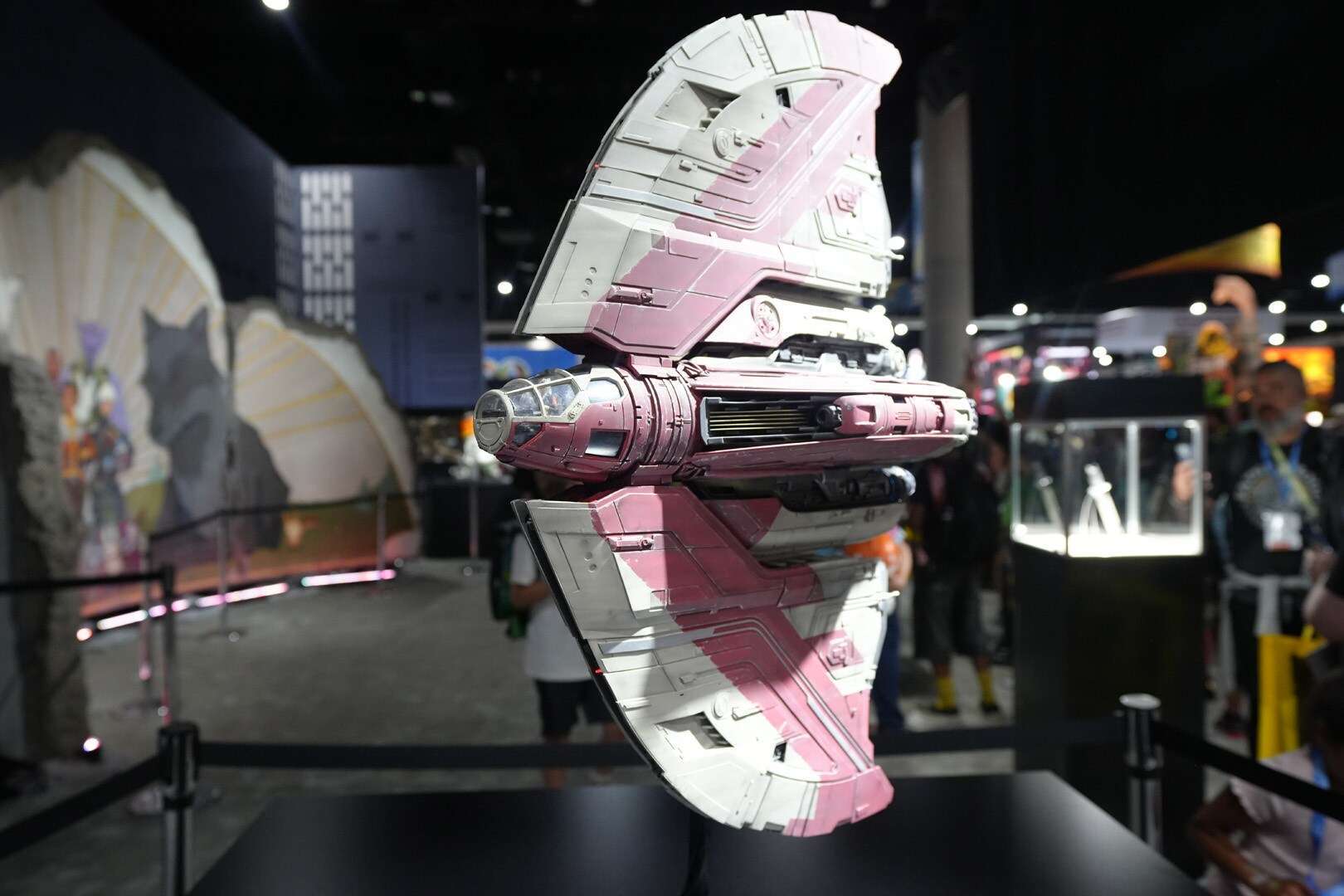 Star Wars: Ahsoka, Ecco i bellissimi costumi e oggetti di scena della serie TV mostrati nel dettaglio al San Diego Comicon