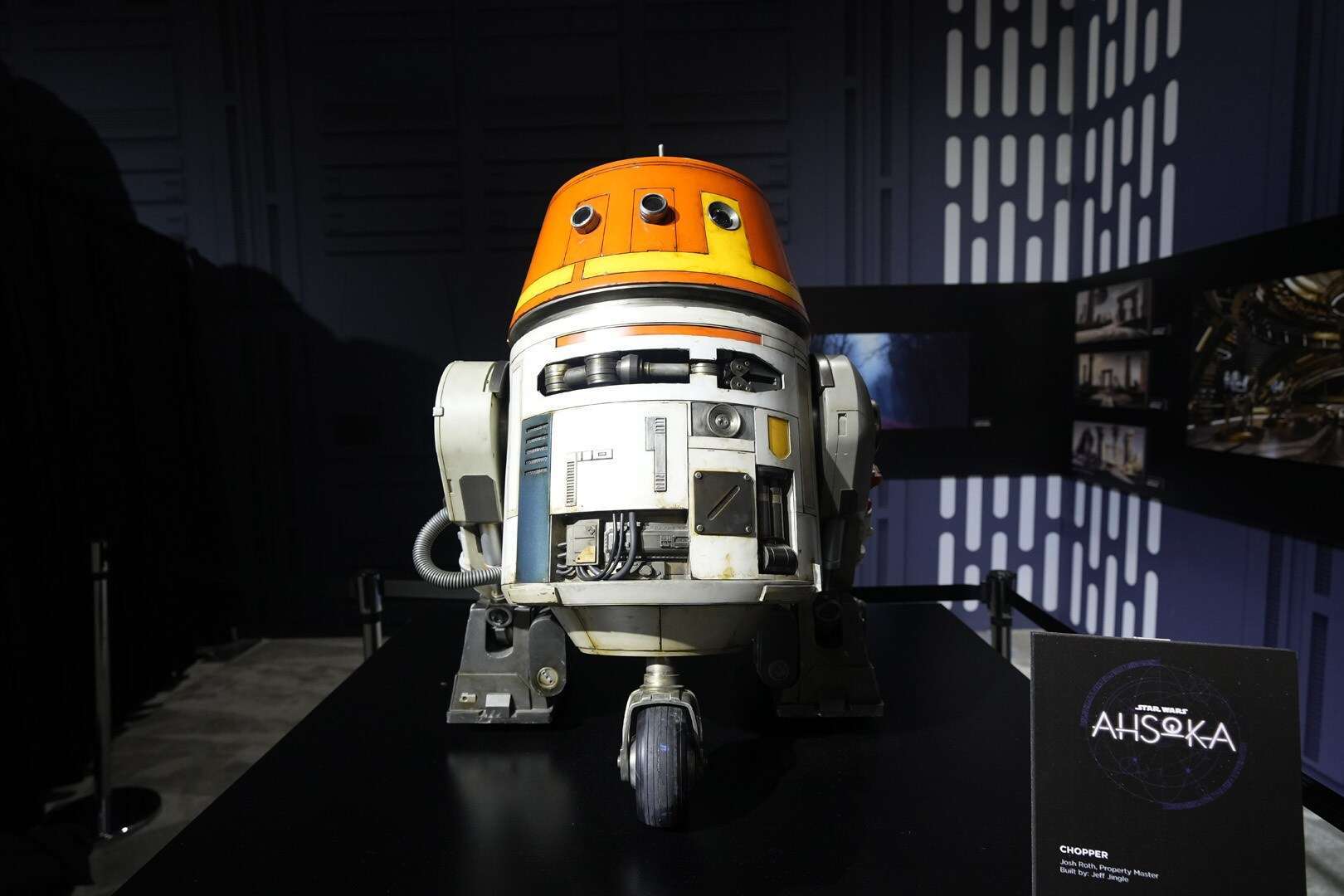 Star Wars: Ahsoka, Ecco i bellissimi costumi e oggetti di scena della serie TV mostrati nel dettaglio al San Diego Comicon