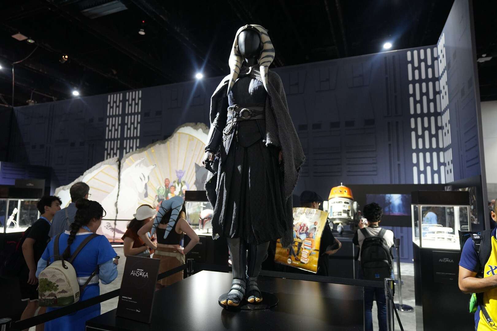 Star Wars: Ahsoka, Ecco i bellissimi costumi e oggetti di scena della serie TV mostrati nel dettaglio al San Diego Comicon