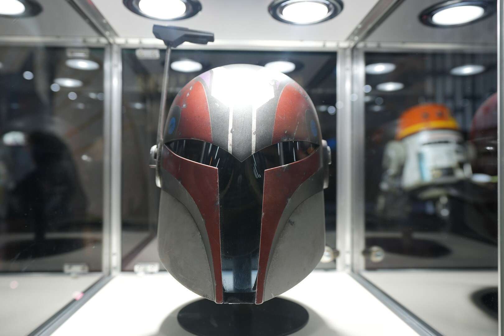 Star Wars: Ahsoka, Ecco i bellissimi costumi e oggetti di scena della serie TV mostrati nel dettaglio al San Diego Comicon