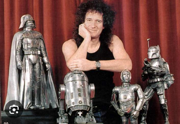 Brian May è un fan accanito di Star Wars, parola della moglie:”la sua collezione di gadget della saga è immensa, non abbiamo più spazio in casa” Brian May è un fan accanito di Star Wars, parola della moglie:”la sua collezione di gadget della saga è immensa, non abbiamo più spazio in casa”