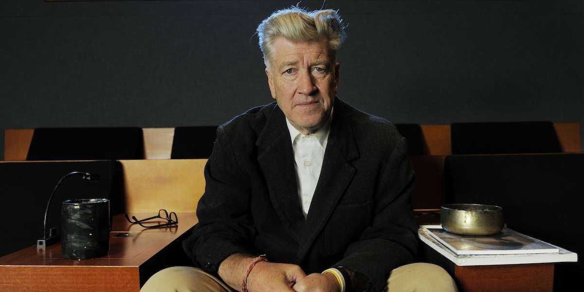 Addio a David Lynch, il maestro del cinema visionario