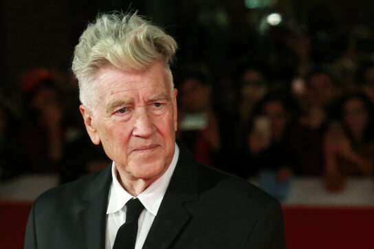 Addio a David Lynch, il maestro del cinema visionario
