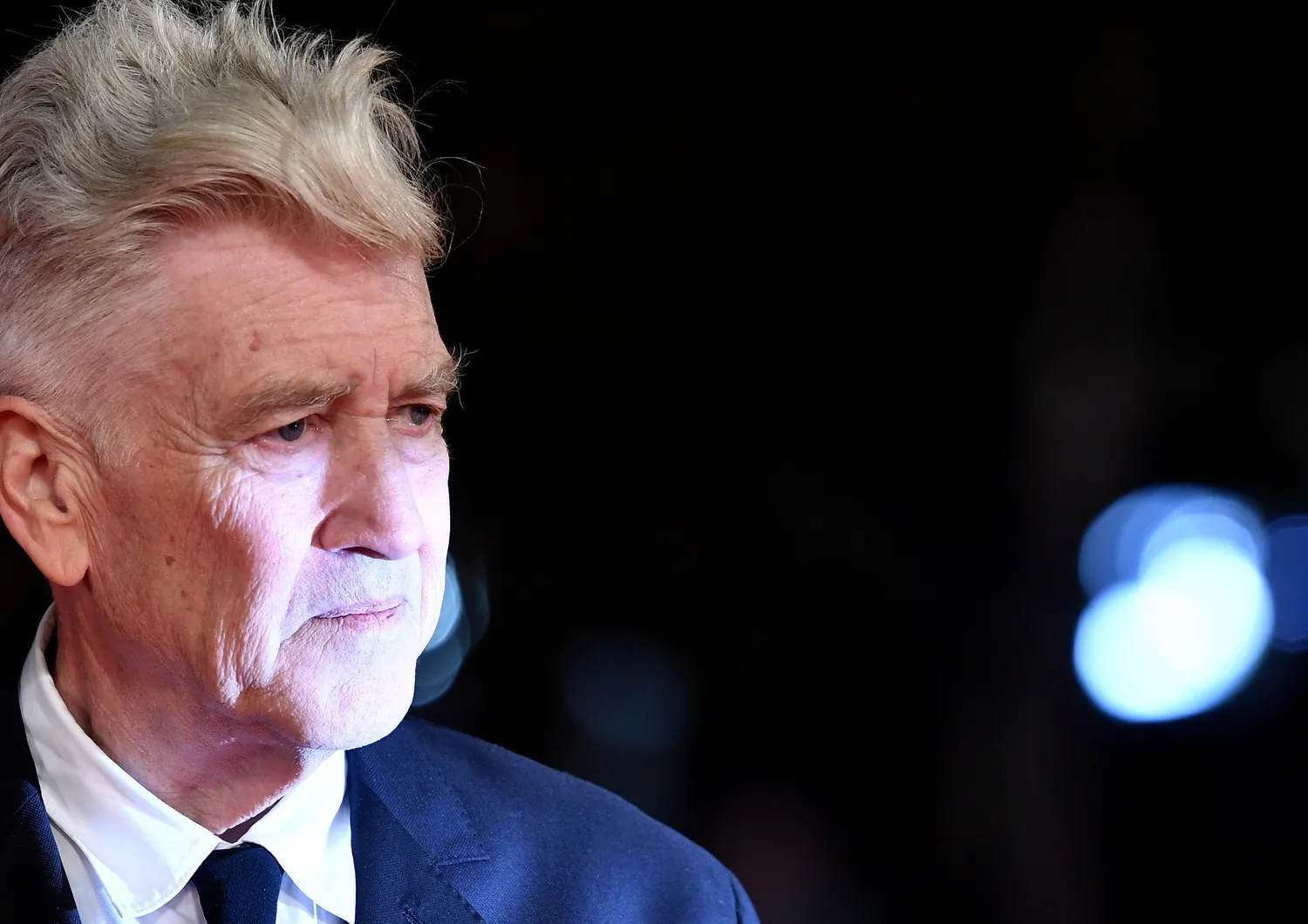 Addio a David Lynch, il maestro del cinema visionario