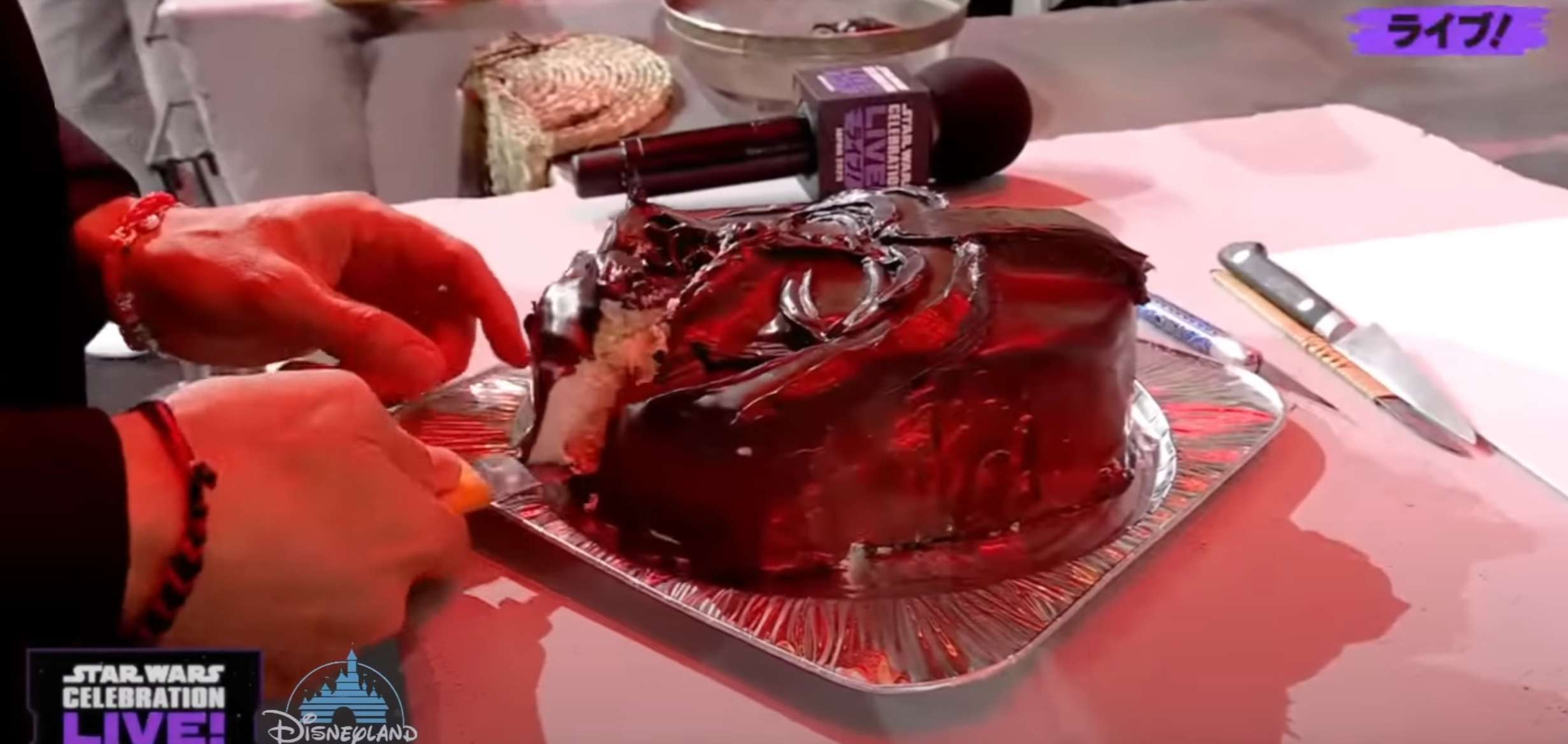 [VIDEO] Hayden Christensen festeggia i suoi 44 anni con una torta a forma di casco di Darth Vader alla Star Wars Celebration