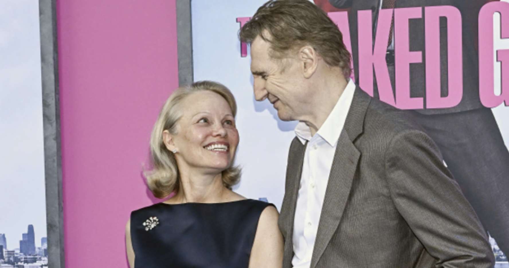 Pamela Anderson e Liam Neeson: nasce l’amore tra l’icona di Baywatch e il jedi Qui-Gon Jinn